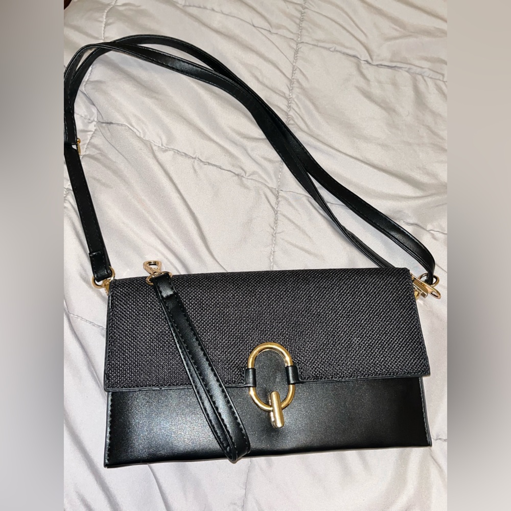 Minimalist Woven Flap Crossbody / Clutch – Black & Gold